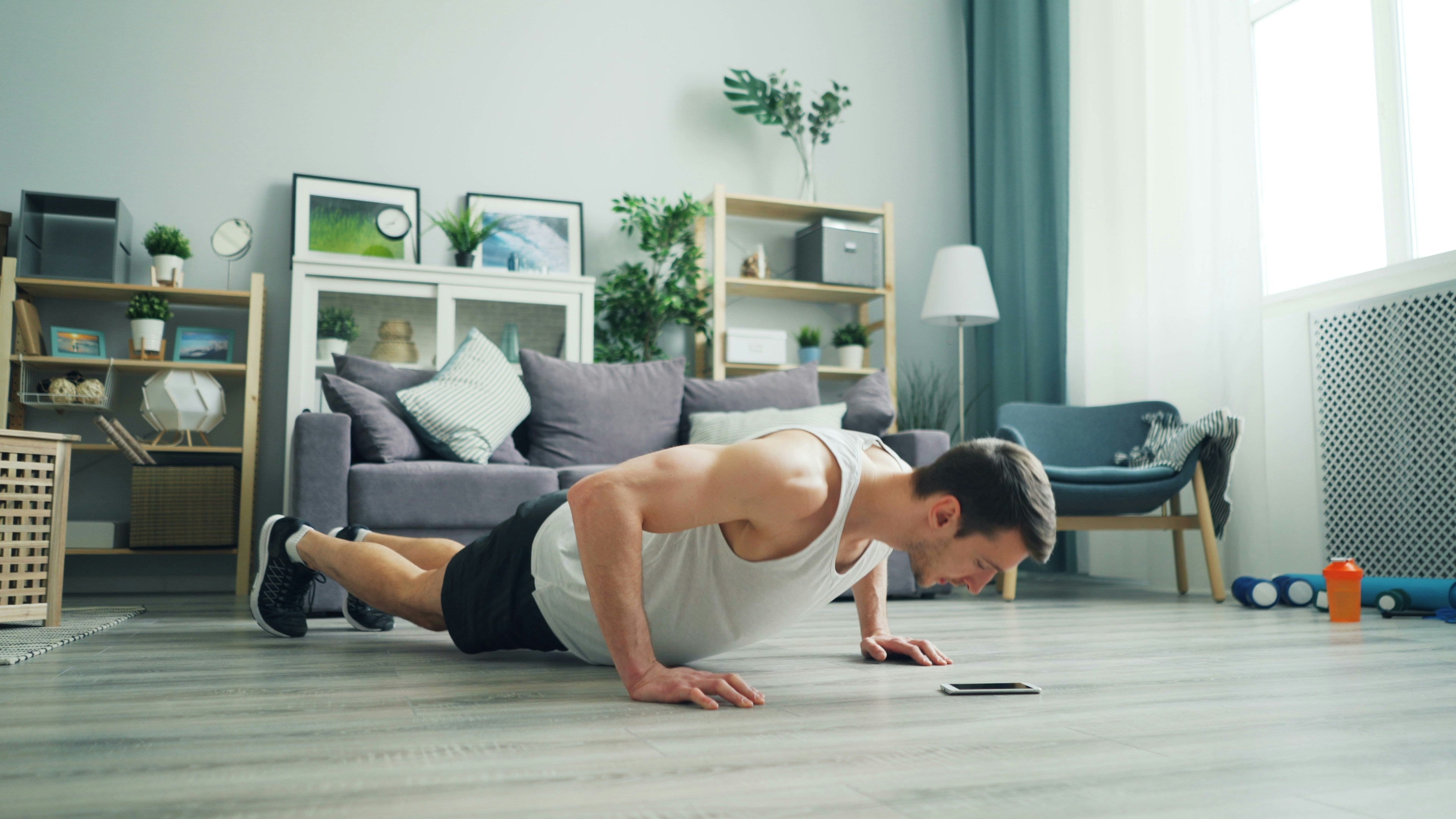 Programme musculation débutant à la maison — pompes dans salon